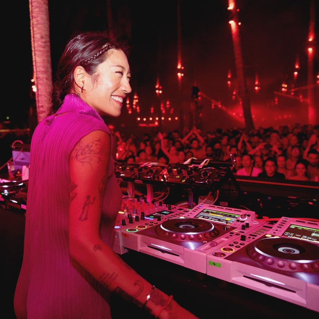 Sin duda, Peggy es un gran ejemplo del tremendo salto que han tenido los exponentes coreanos en la industria musical. Debes escuchar ‘It Makes You Forget’ y ‘Starry Night’.