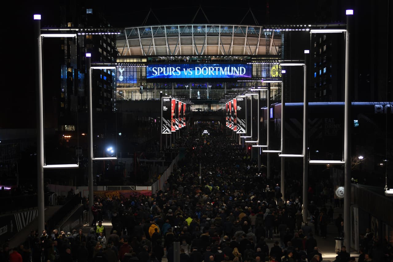 Los octavos de final de la UEFA Champions League llegaron este miércoles hasta Londres, al Estadio de Wembley, para vivir el duelo entre el Tottenham Hotspur y Borussia Dortmund. Miles de aficionados llegaron hasta el histórico recinto esperando no solo la victoria de su equipo, sino una tarde memorable de fútbol europeo.