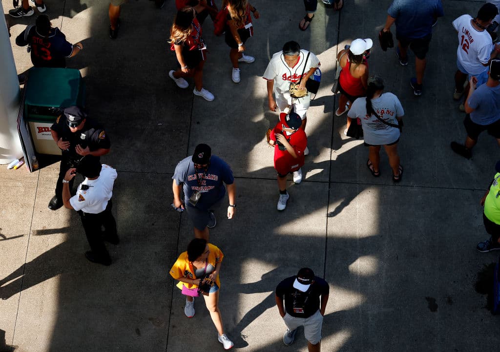 Los aficionados caminando por los pasillos de Progressive Field, buscando su lugar en el estadio o la tienda de recuerdos antes de que dé inicio el partido.