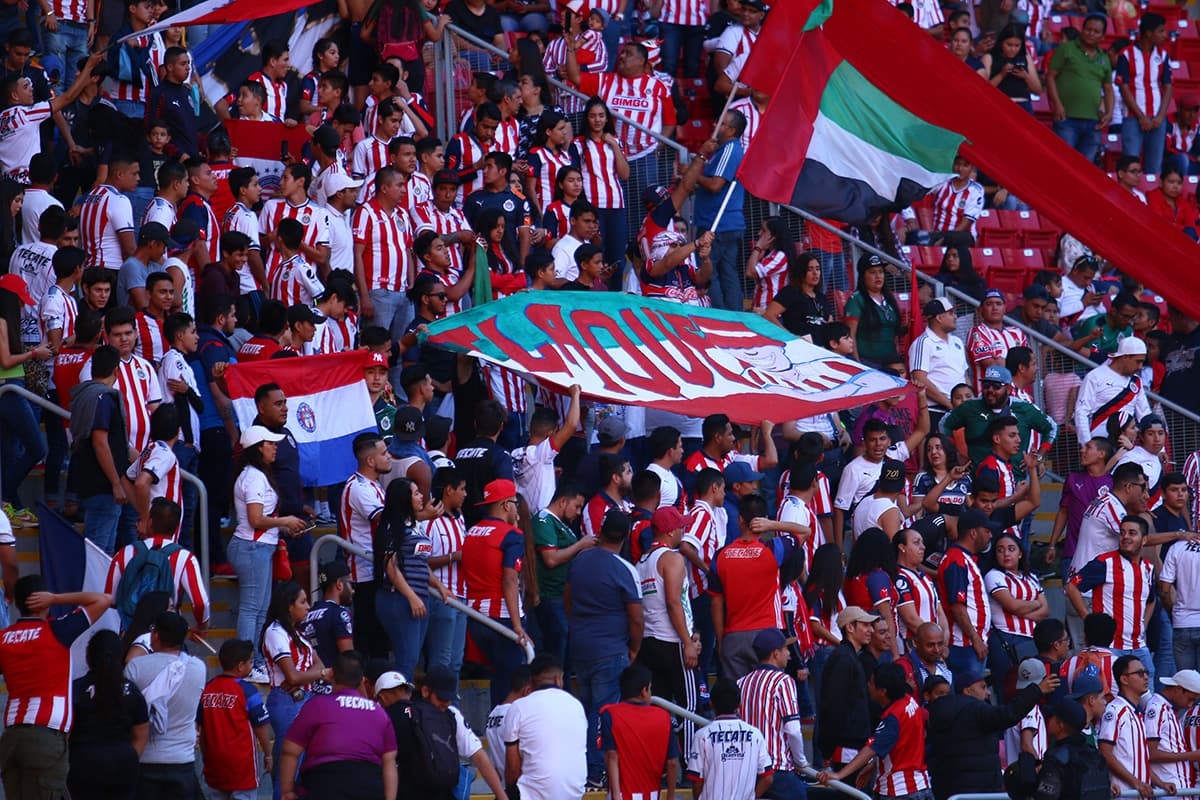 La bandera de Emiratos Árabes presente entre los fanáticos de Chivas que acompañaron a sus jugadores.