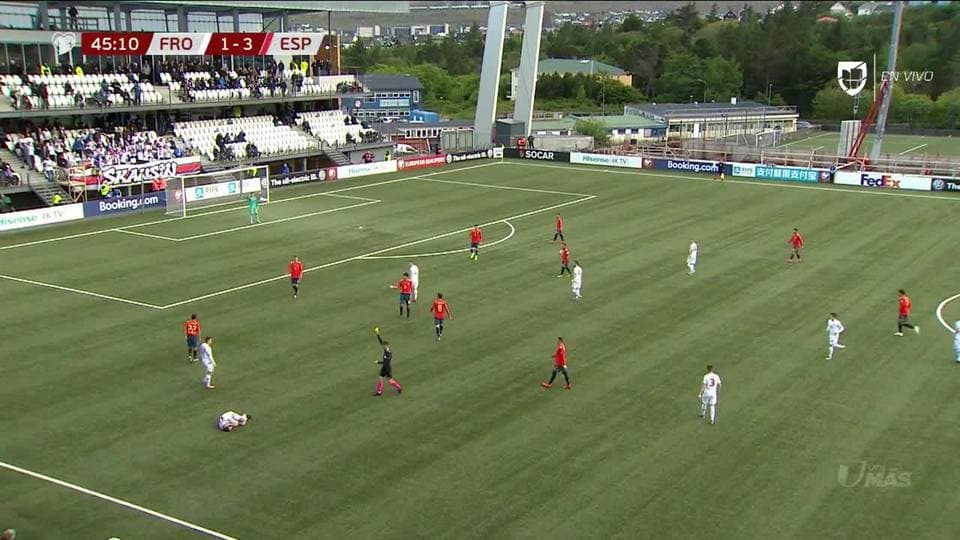 Tarjeta amarilla. El árbitro amonesta a Jesús Navas de Spain