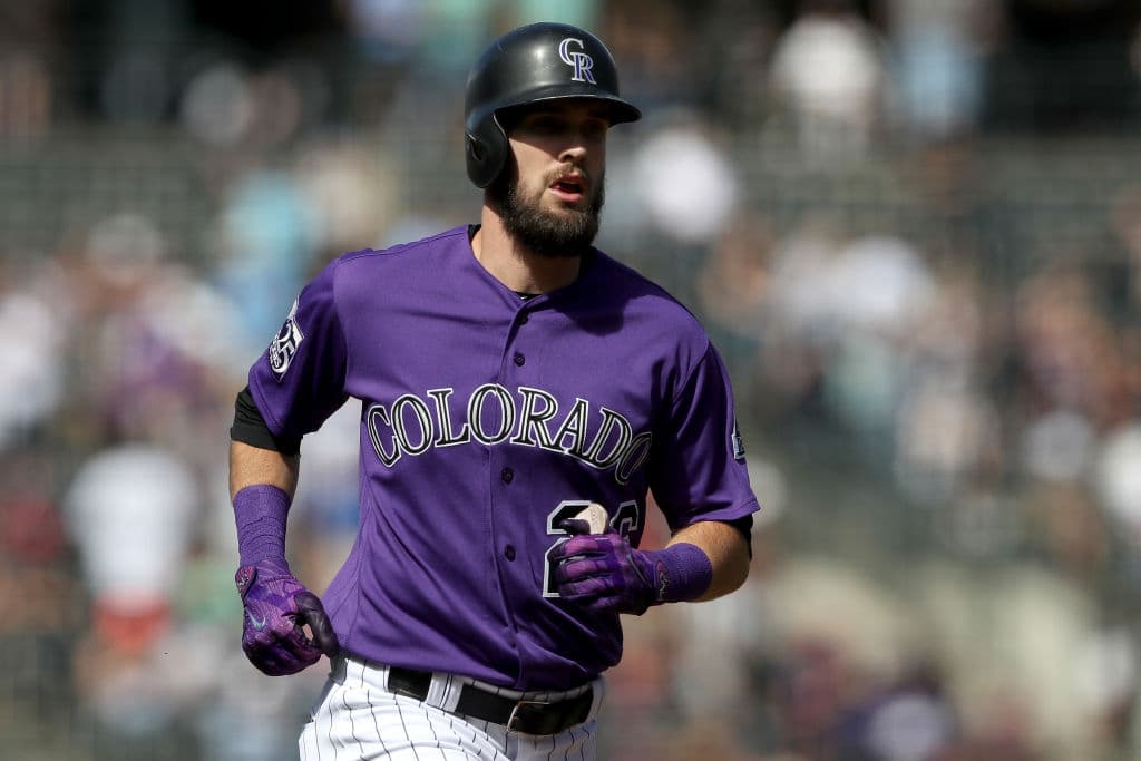 Entre ambos disputan el boleto directo a los Playoffs y el cetro divisional. Restan tres partidos. David Dahl pegó jonrón solitario en la baja del primer inning para poner 1-0 adelante a los de casa.