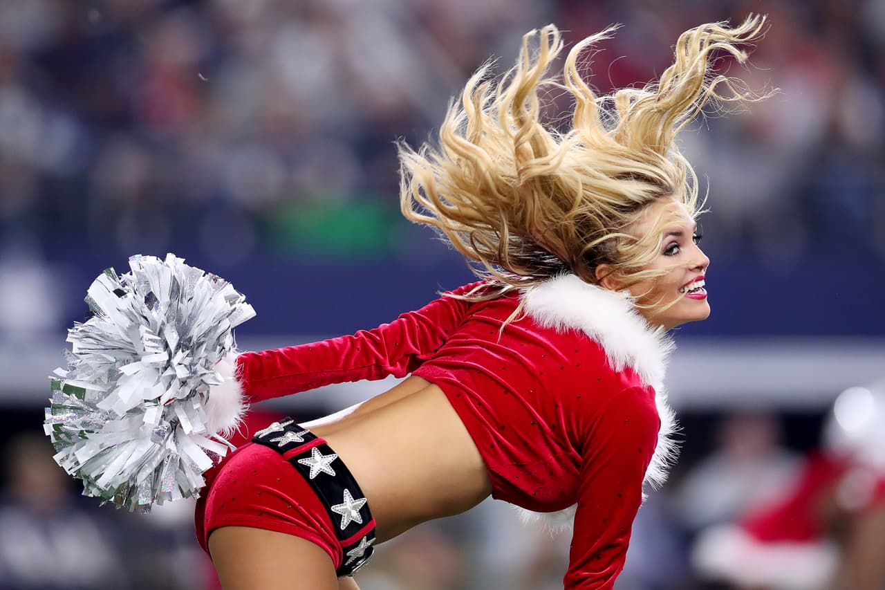 El colorido del fútbol americano en la NFL tuvo la belleza de las porristas como un punto de referencia, en medio de festividad navideña. Los fanáticos también le pusieron su toque particular a la fiesta.