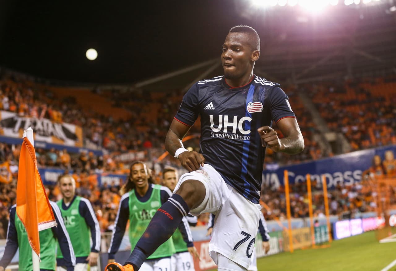 Un gol y una asistencia en la visita de New England ante Houston Dynamo consolidaron al ecuatoriano Cristian Penilla como una de las figuras del fin de semana. (USA Today Images)