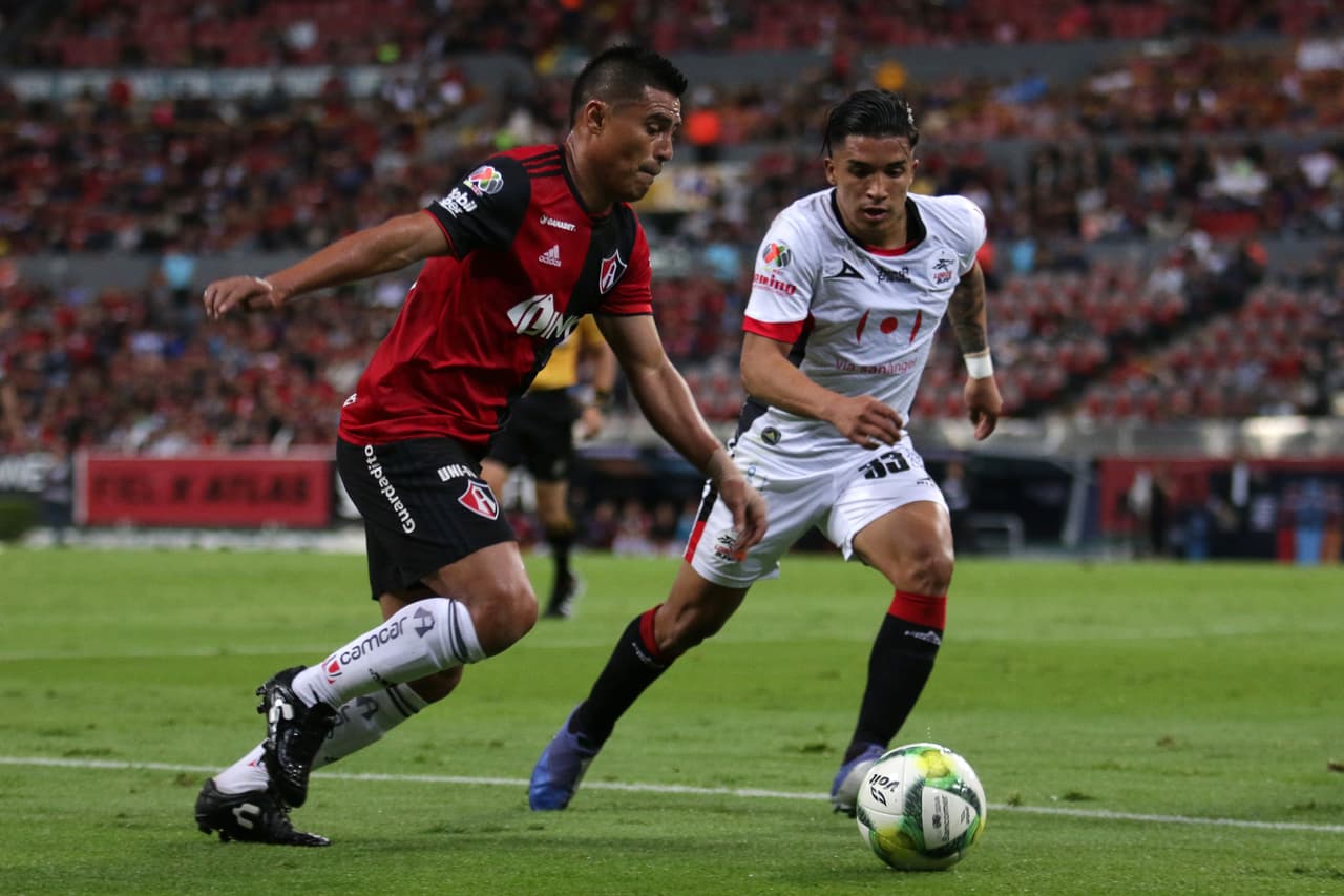 Un remate en el travesaño al minuto 65 estuvo a punto de convertirse en un golazo del paraguayo Osvaldo Martínez (izquierda).