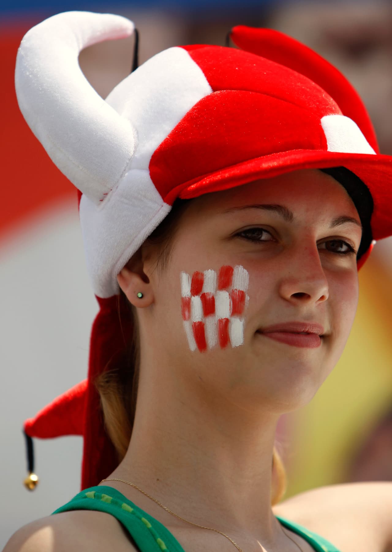 Disfruta de las mejores imágenes de las aficionadas croatas que partido a partido apoyan a su selección.