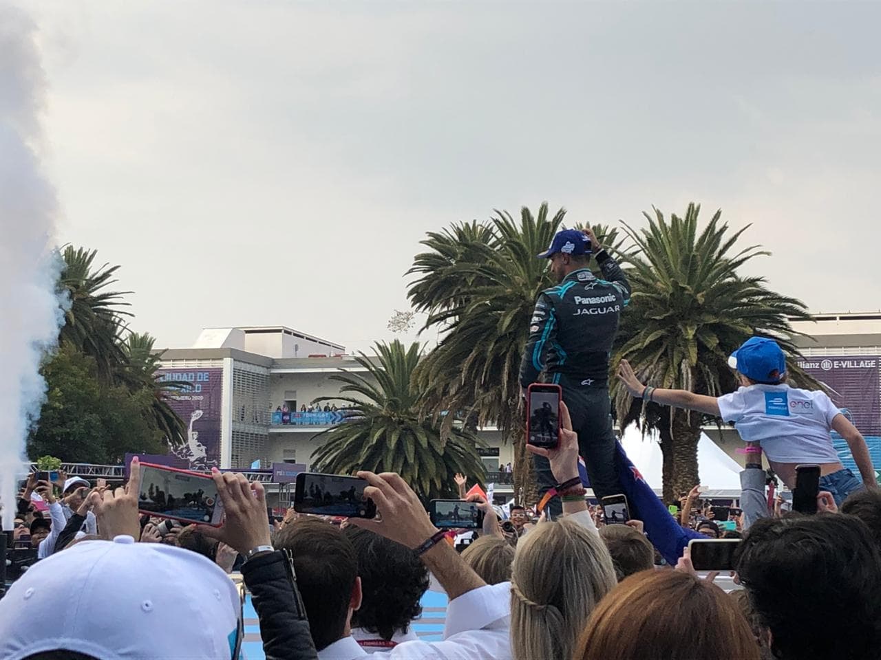 Con el último voltio de su batería arrebató la bandera de cuadros en el Autódromo Hermanos Rodríguez.