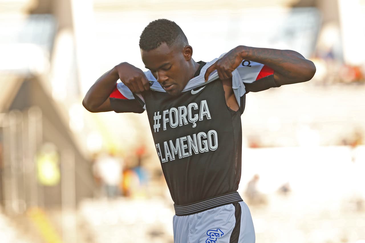 El brasileño Yago Da Silva cerró el marcador con el 3-1 para Lobos al minuto 87', dedicando su tanto a los afectados por la tragedia del Flamengo la semana anterior.