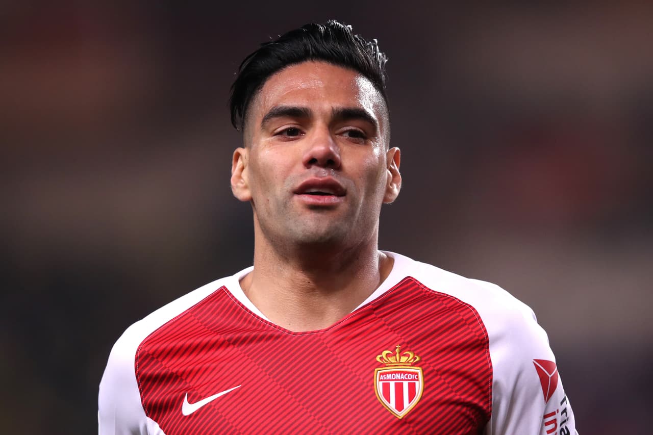 Radamel Falcao García ha sido relacionado con Valencia y Atlético de Madrid, pero la dirigencia de Mónaco advirtió de su interés por contar con el colombiano, aunque reconoció que de darse su salida buscarían otro delantero.