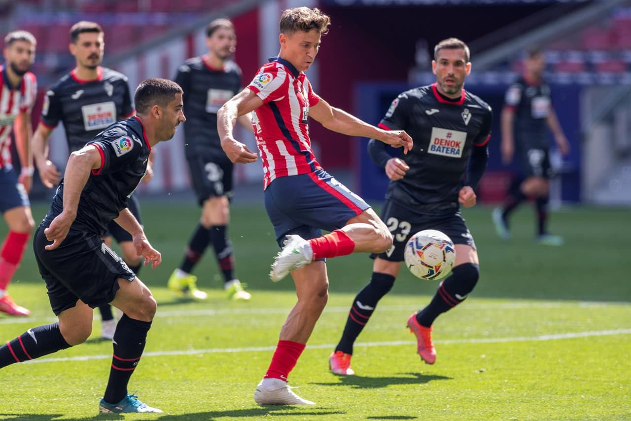 Atlético de Madrid golea al Eibar 5-0 durante la Jornada 33 de LaLiga. Ángel Correa abrió marcador con doblete durante la primera mitad, seguido de Yannick Carrasco al minuto 49. Marcos Llorente no se quedó atrás y sumó dos goles más al marcador para llevarse el triunfo sobre los visitantes.