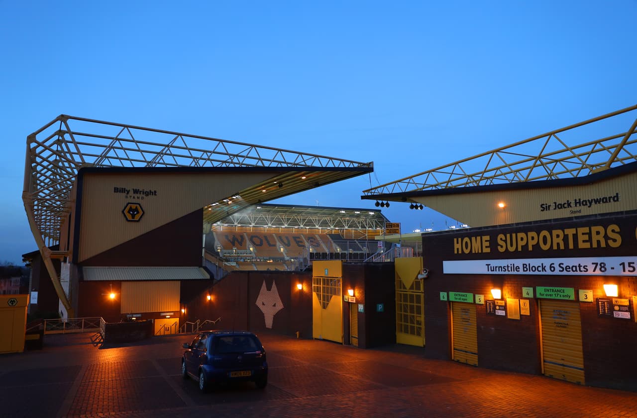 El escenario se prepara para la llegada de los protagonistas, tanto en las tribunas como en la cancha.