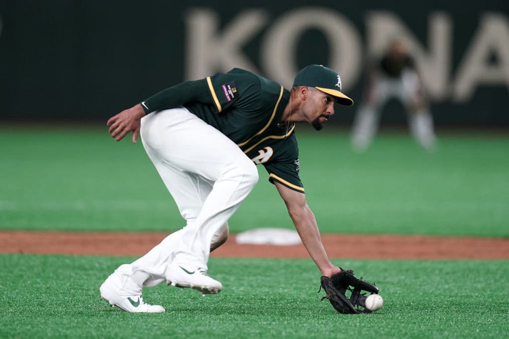 A ras de suelo. El infielder Marcus Semien de los Oakland Athletics se agacha para recoger un rodado dentro del cuadro para sacar el out en la primera base.