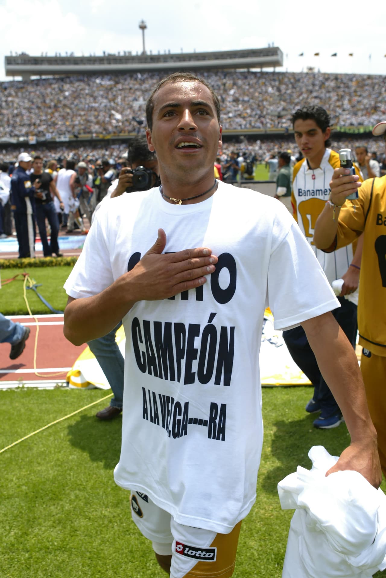 Tras el 1-1 en el juego de Ida y el 0-0 de la Vuelta, el título se decidió en penales y tras un fallo de Rafa Medina, los de la UNAM se coronaron campeones. Ailton da Silva le respondió Jorge Vergara al sacar durante la celebración una playera que decía “Gatitos, campeón A La Ver-ga-ra”