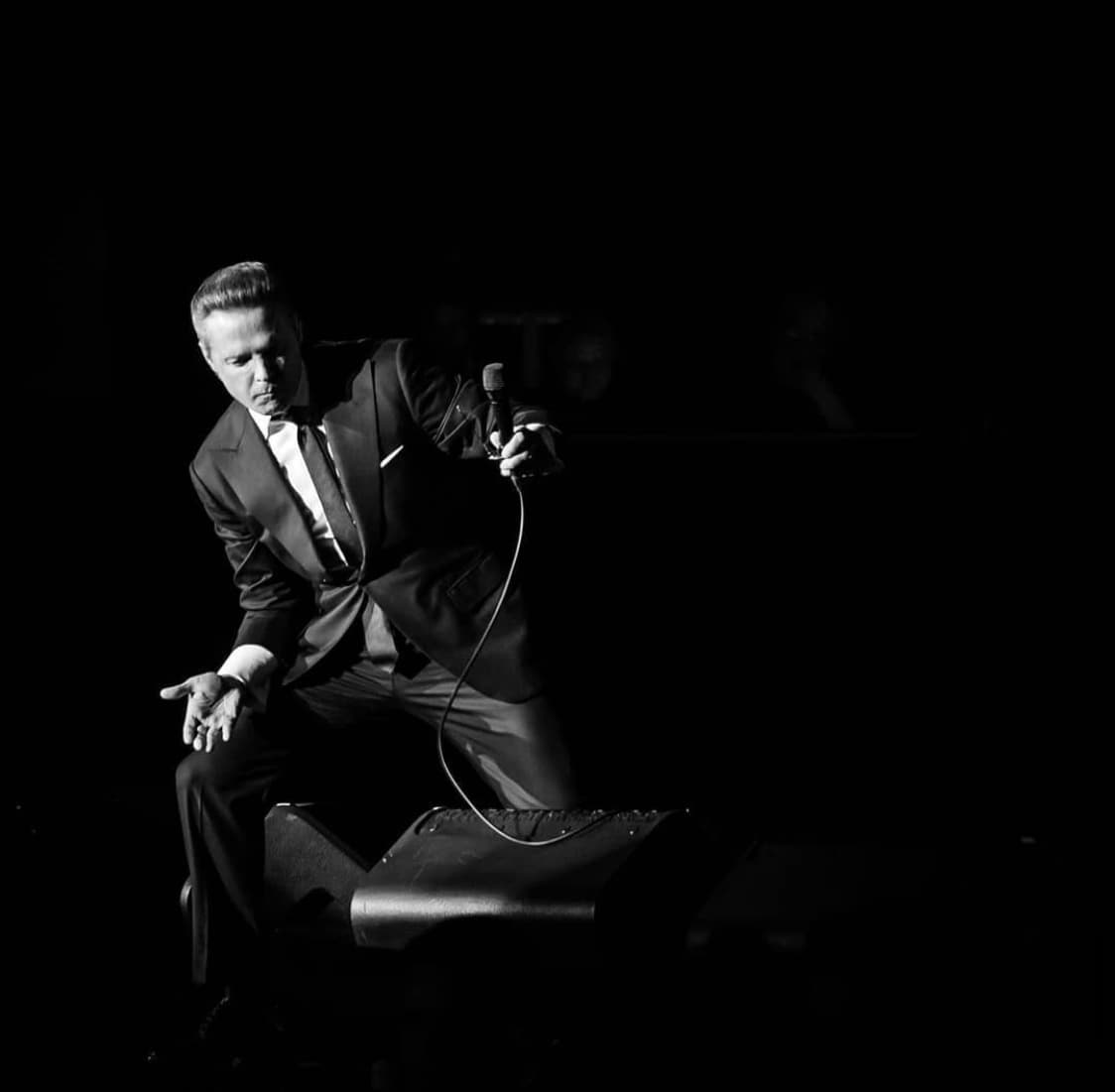 A pesar de que algunas biografías sobre el cantante lo mencionan, nunca se entra a detalle sobre la crisis.
<br>