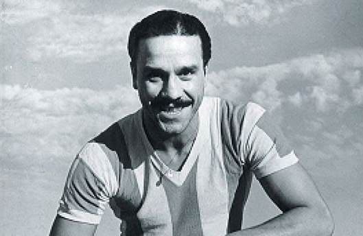 Y sin duda alguna, el más exitoso de los jugadores-técnicos en América Latina, es el argentino José Manuel Moreno. ‘El Charro’ como era conocido en el medio futbolístico, dirigió y jugó con el Independiente de Medellín en Colombia, en donde logró que el club consiguiera su segundo título oficial.