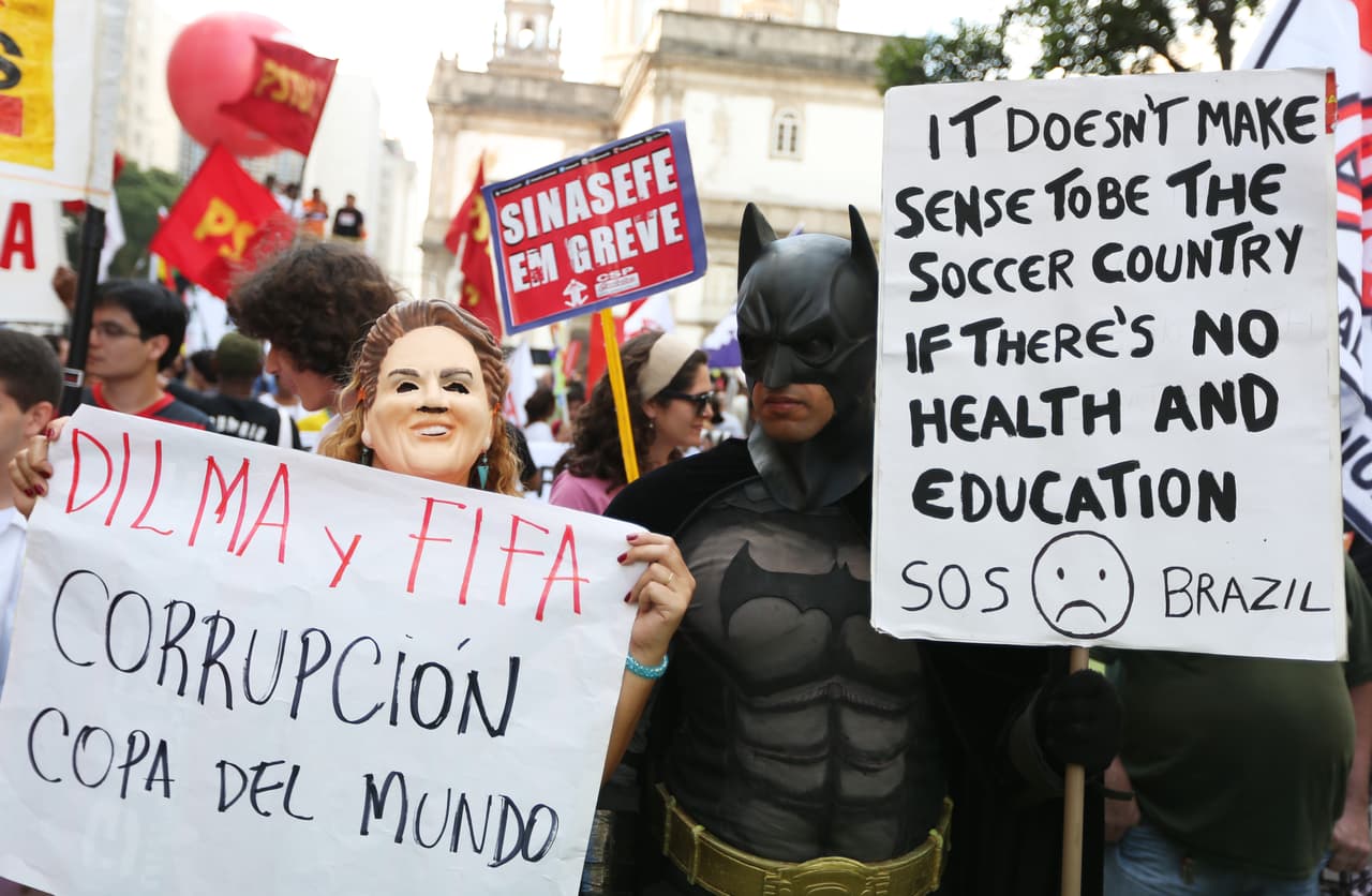 Para los dos torneos FIFA los alegatos del pueblo iban dirigidos a la extensa inversión que realizó el Gobierno para remodelar sus estadios y ciudades, mientras miles de personas morían de hambre y no tenían salud ni escuelas dignas. Para Río 2016 las cosas estallaron por escándalos de corrupción como en esta oportunidad, en la que se han programados protestas en favor de Lula Da Silva por su polémico encarcelamiento.