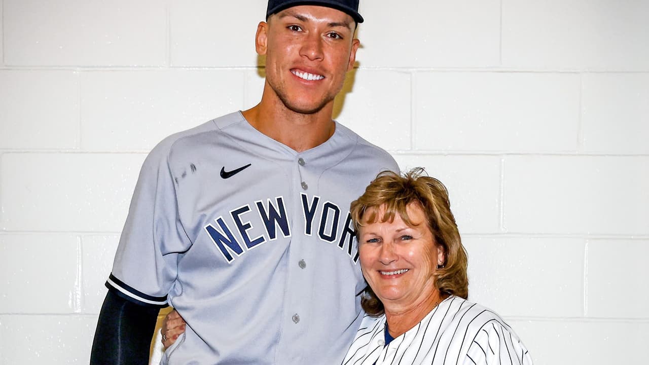 Aaron Judge regala la pelota del home run 61 a su mamá