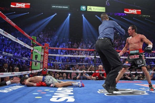 La revancha final fue en diciembre del 2012, sin títulos en juego. Juan Manuel Márquez se sacó la espina finalmente y en una pelea en la que se veía perdido, logró conectar con furia y precisión a Pacquiao al final del sexto round para dejarlo dormido y ganar la pelea.