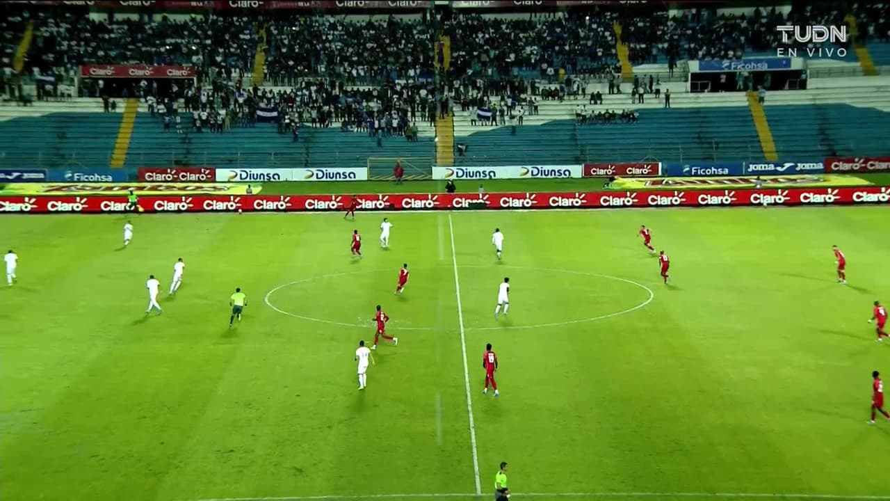 Arranca el partido y la pelota está en juego.