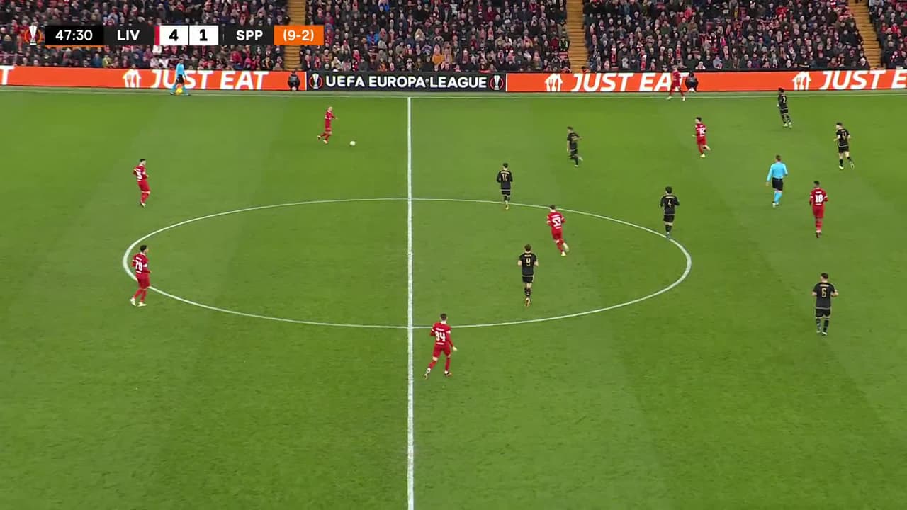 ¡GOL!  anota para Liverpool. Dominik Szoboszlai