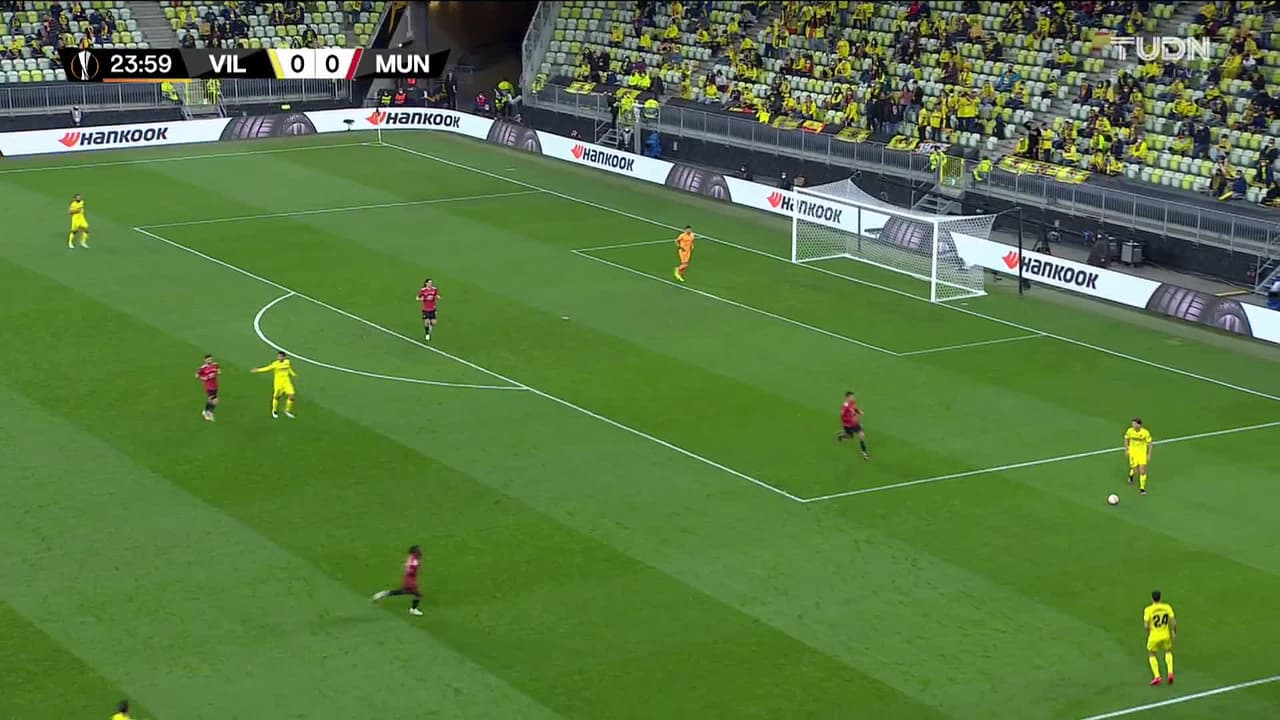 ¡TIRO ATAJADO! disparo por Marcus Rashford.