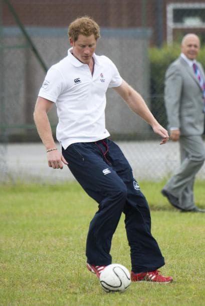 Tras un poco de estiramiento y adaptación al esférico el príncipe salió al campo de juego. Mira aquí los videos más chismosos.