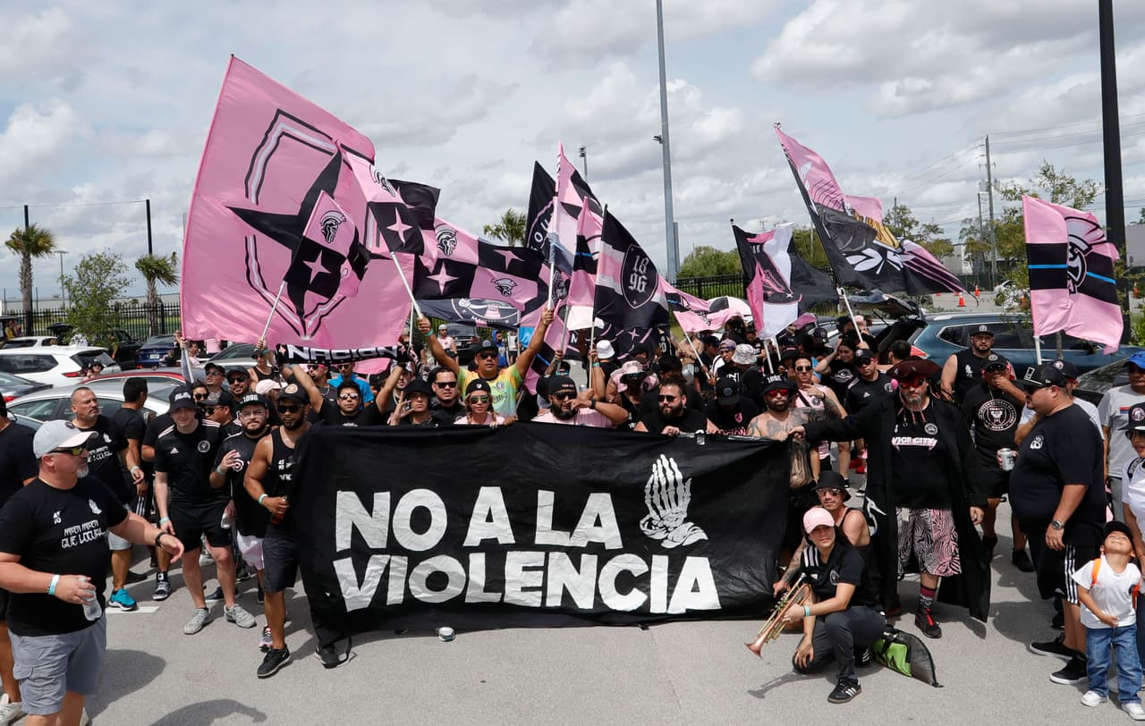 La barra local hizo un fuerte llamado a vivir la fiesta del fútbol en paz.
<br>