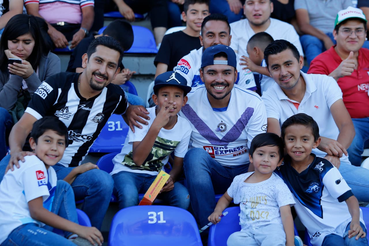 Otra imagen donde se atestigua la gran presencia de niños y jóvenes en este partido de mitad de semana en esta ciudad del estado de Guanajuato.
