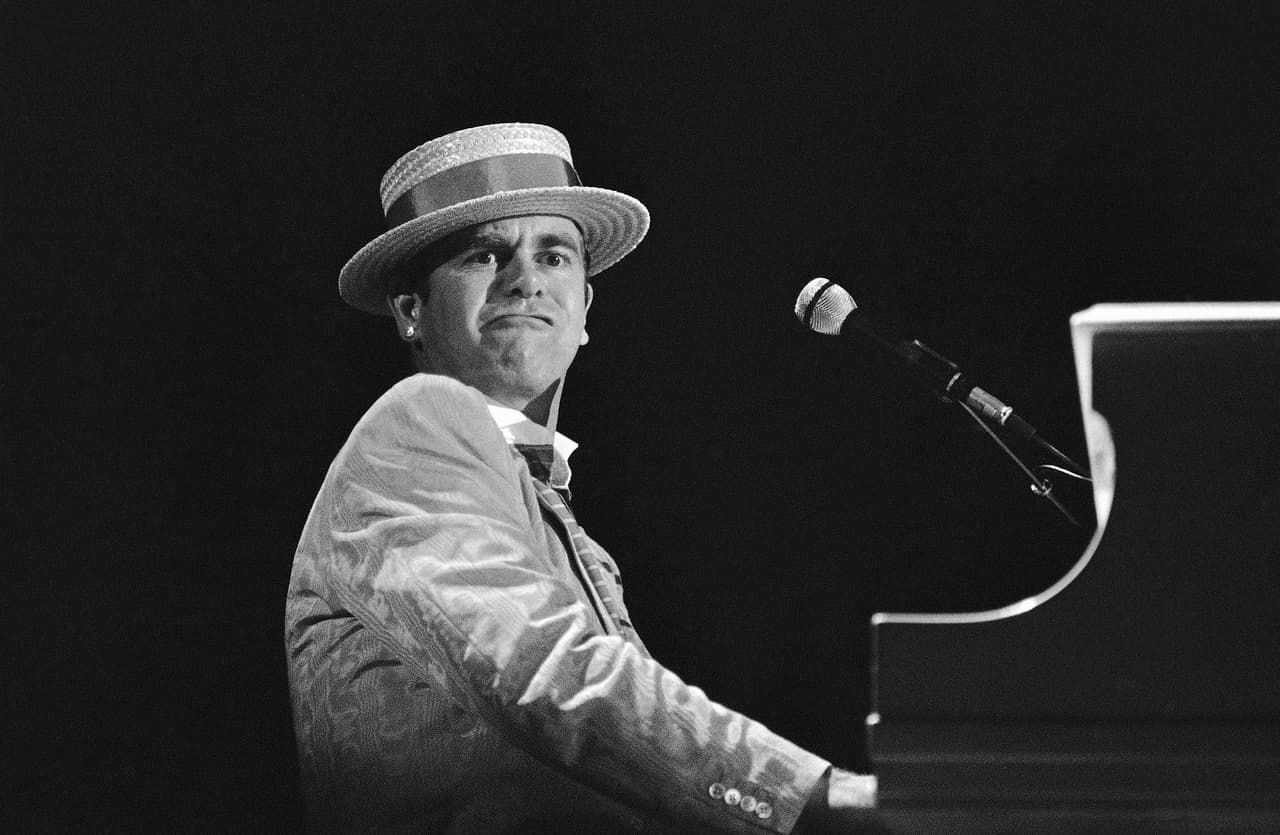 Los años posteriores Watford fue sinónimo de inestabilidad y Vicarage Road sólo tenía nubes negras. Por el contrario, la carrera del pianista inglés subió como la espuma. De los años setenta al 2000, recibió por lo menos cuatro nominaciones al Grammy en cada década.