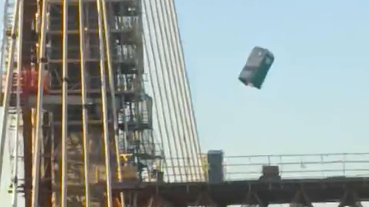 En video: Un baño portátil lleno cae sobre carretera en España y provoca risas entre conductores