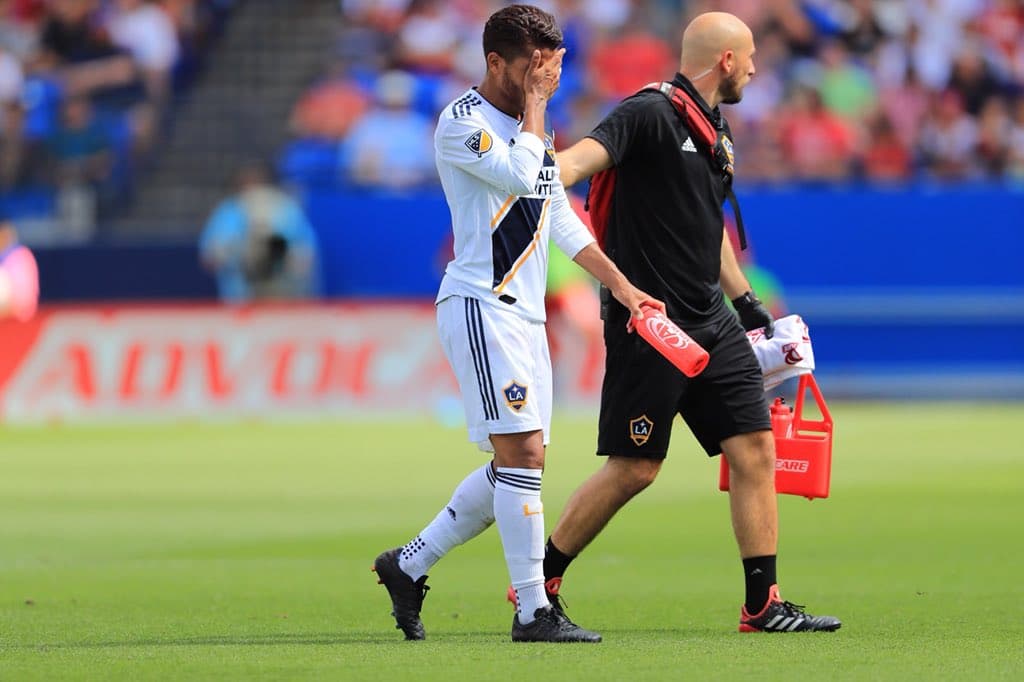 El volante salió con un fuerte golpe en la pierna derecha.