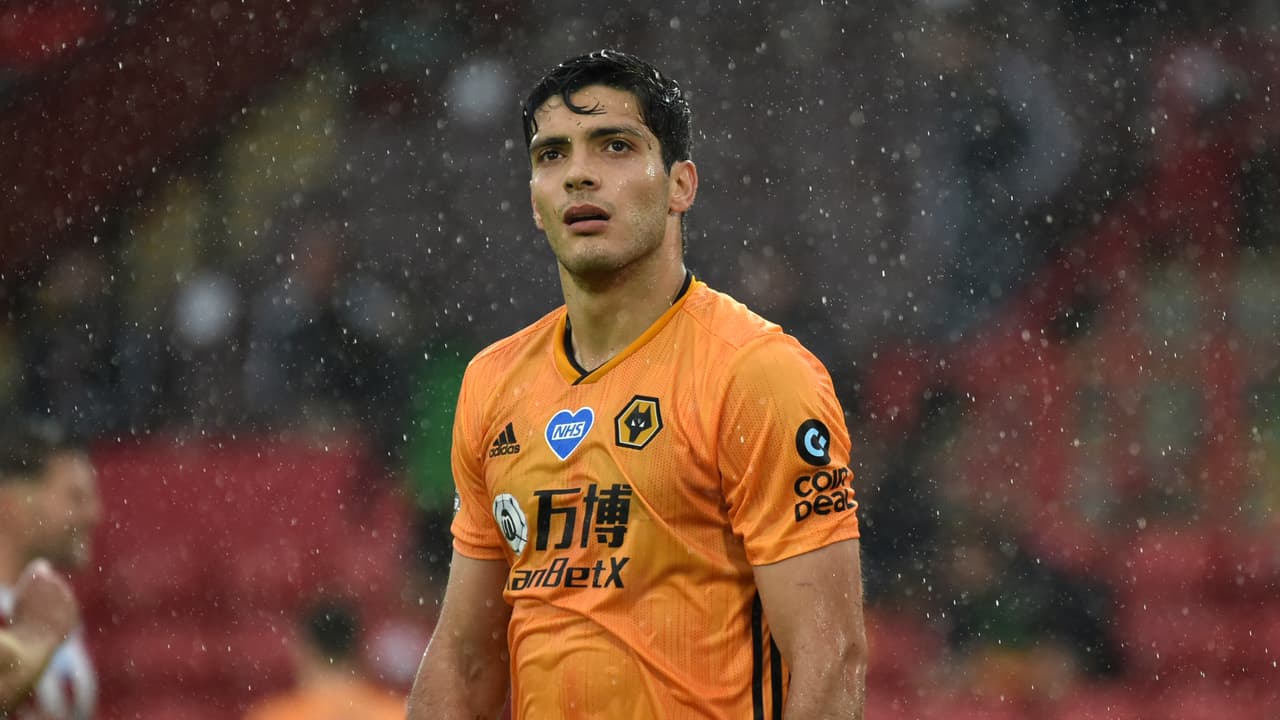 Exjugador inglés lamenta que Manchester United prefirió a Cavani sobre Jiménez