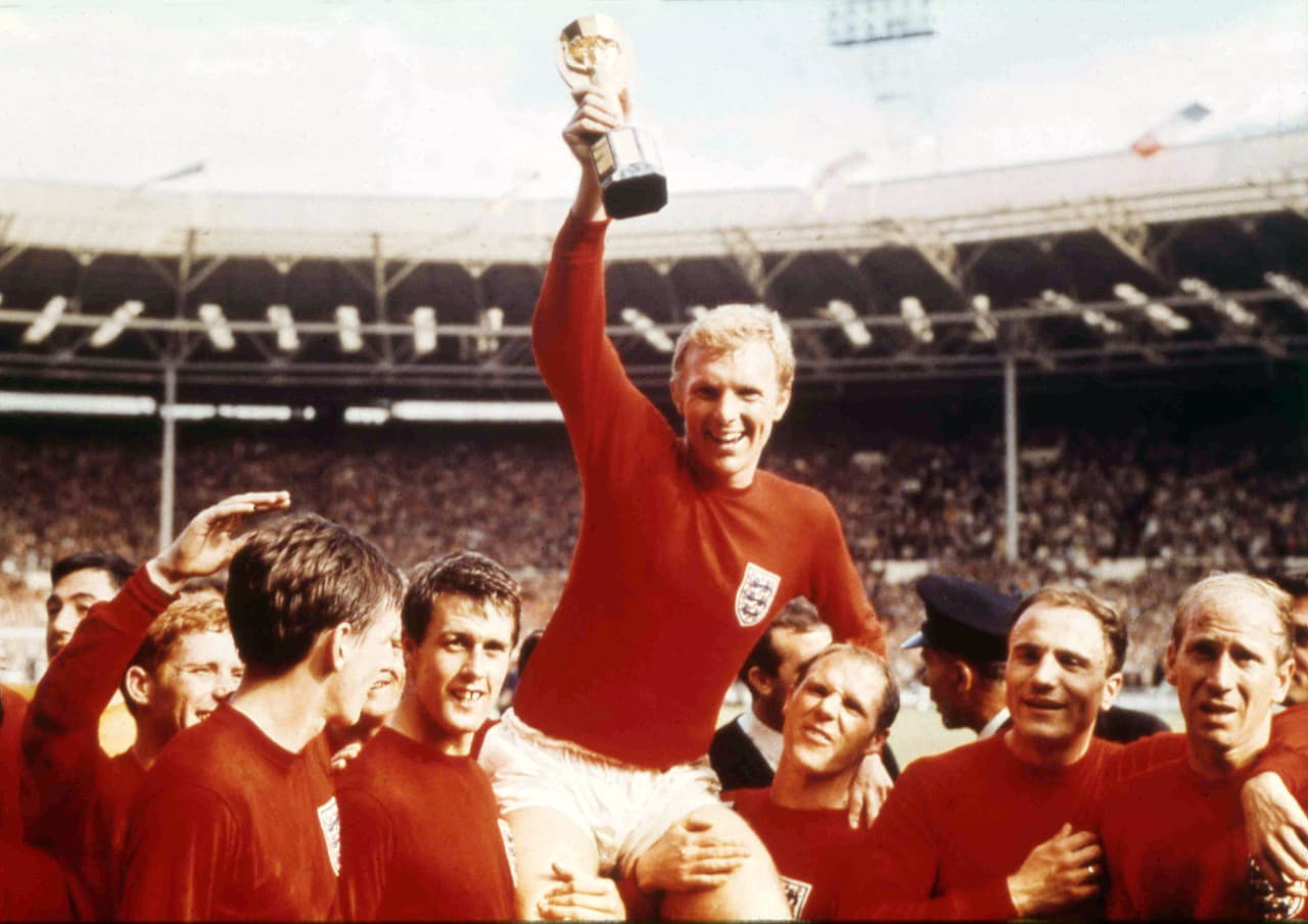 Bobby Moore levantó la Copa del Mundo en 1966 cuando Inglaterra venció 4-2 a Alemania en Wembley Stadium.