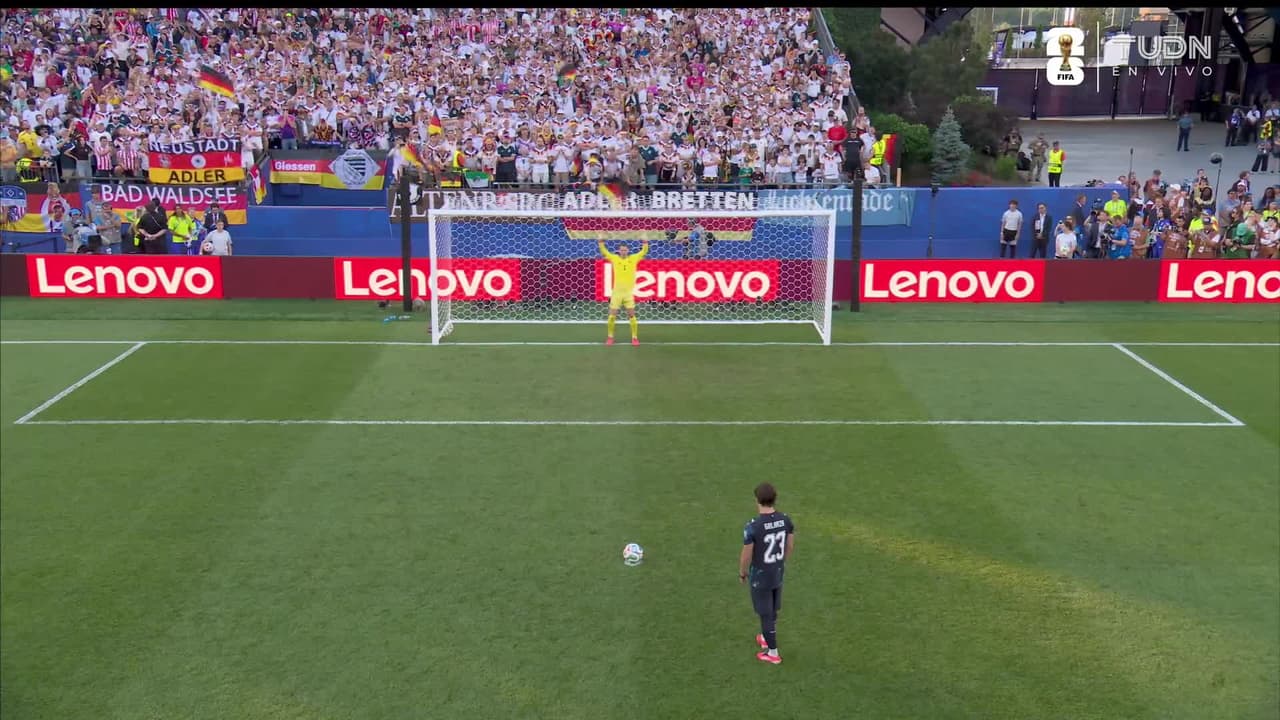 ¡GOL!  anota para Paraguay. Matías Galarza