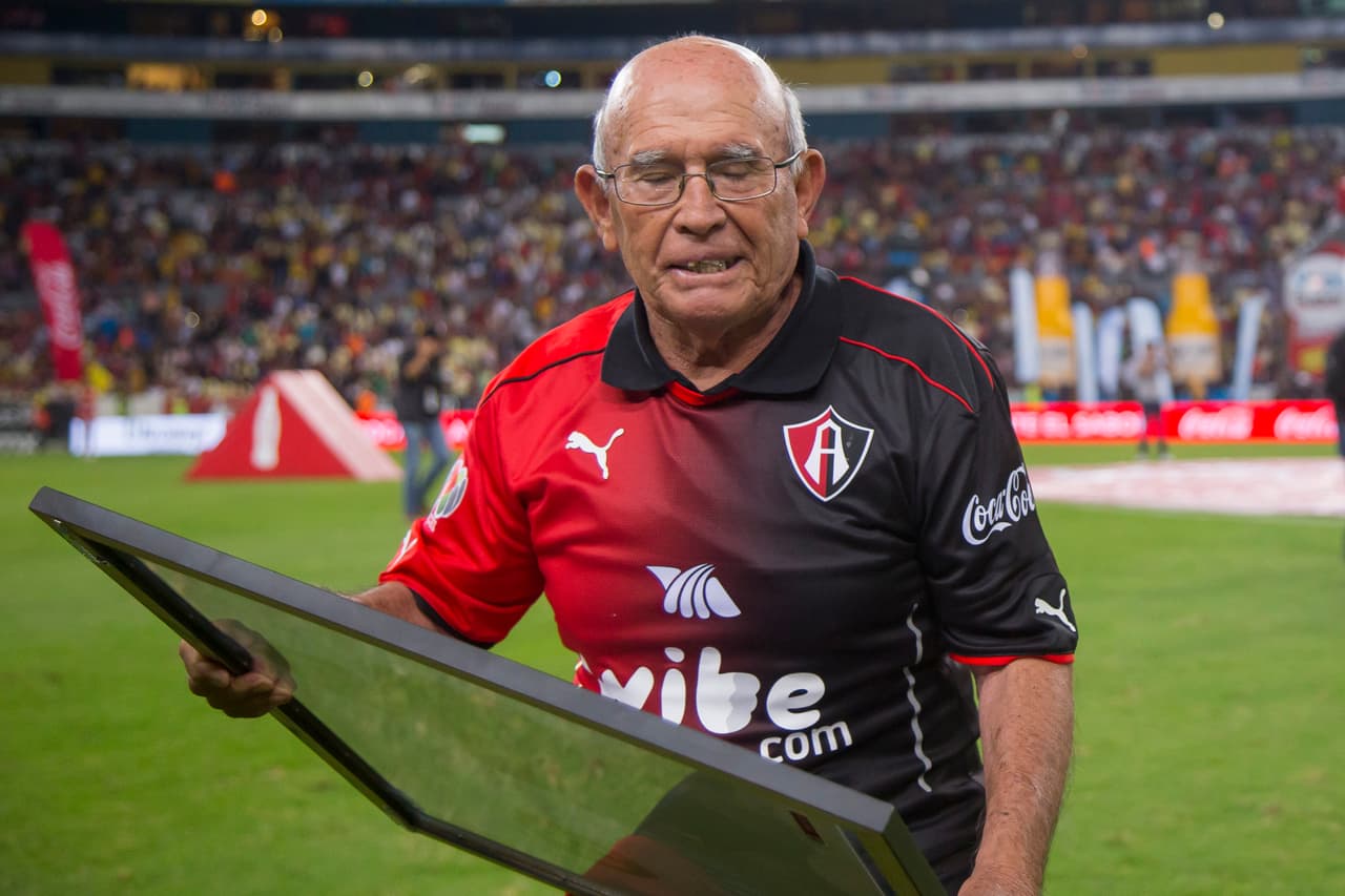 Action photo during the match Atlas vs America at Jalisco Stadium, Apertura 2016 MX League. -- Foto de accion durante el Partido Atlas vs America en el Estadio Jalisco, Partido Correspondiente a la Jornada 16 del Torneo Apertura 2016 Liga BBVA Bancomer MX, en la foto: Alfredo Torres - Pistache- --- 05/11/ 2016/MEXSPORT/ Cristian de Marchena.