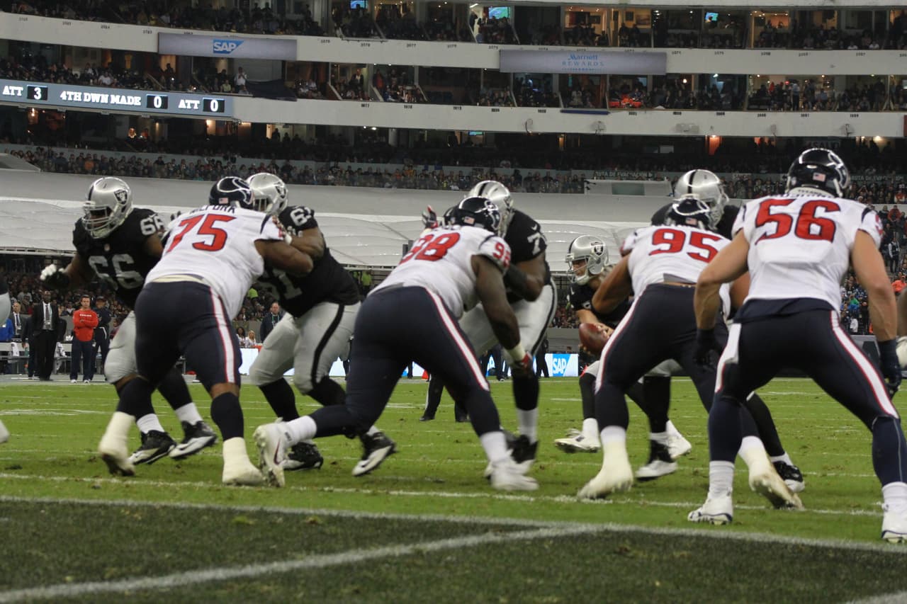 Te presentamos las mejores imágenes que nos dejó el juego entre Raiders y Texans en la cancha del estadio Azteca de la ciudad de México.