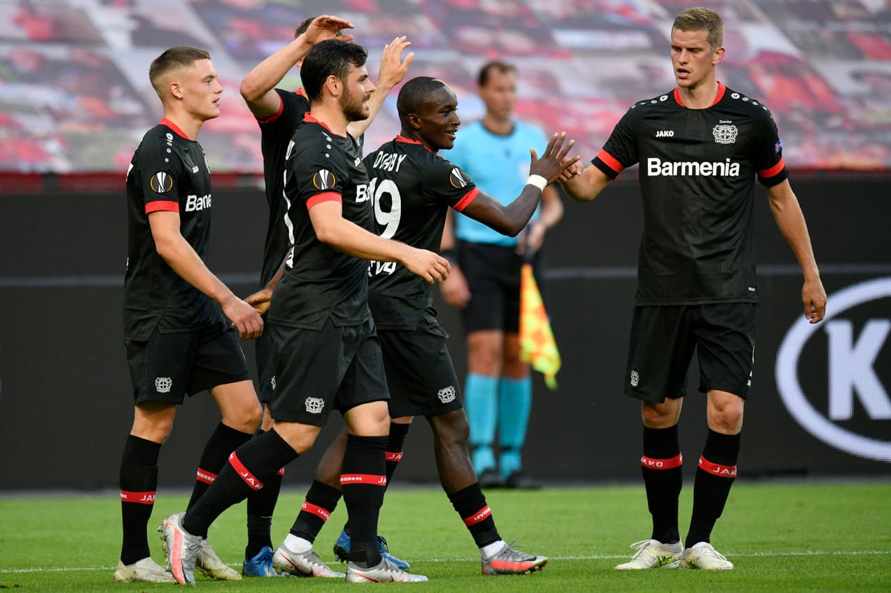 Arrancando la segunda mitad, Leverkusen se puso al frente en el marcador con una genialidad de Aranguiz.