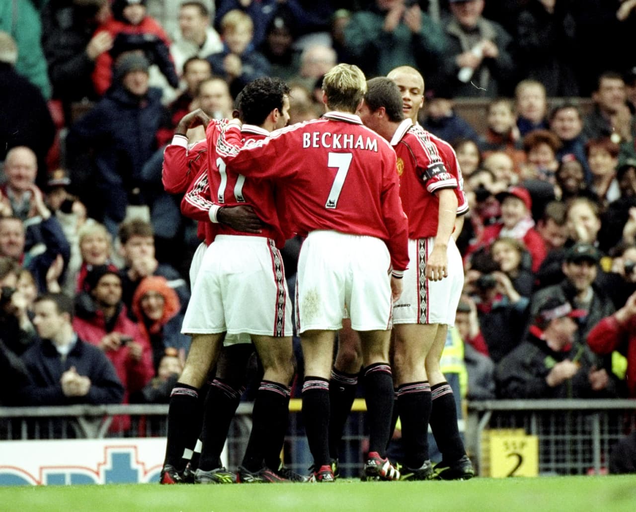 12) MANCHESTER UNITED | La temporada 1998-99 de los
<i>Red Devils</i> fue la más exitosa en la historia del club, consiguiendo el triplete de títulos: Premier League, FA Cup y UEFA Champions League. Además consiguió una racha invicta de 33 partidos.