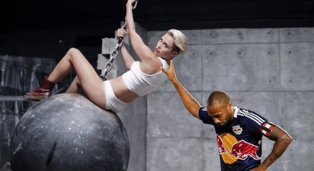 Los mejores memes del icónico festejo de Thierry Henry jugando con el New York Red Bulls.