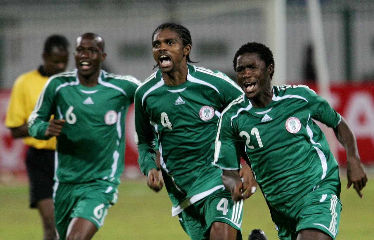 La joya más brillante de la generación juvenil de Nigeria en Japón 1993 fue Nwanko Kanu (centro), quien además de los títulos Sub 17 y olímpico, ganó tres ligas de Holanda con el Ajax y dos Premier con Arsenal. También ganó una Champions con el Ajax y una Copa UEFA con el Inter.