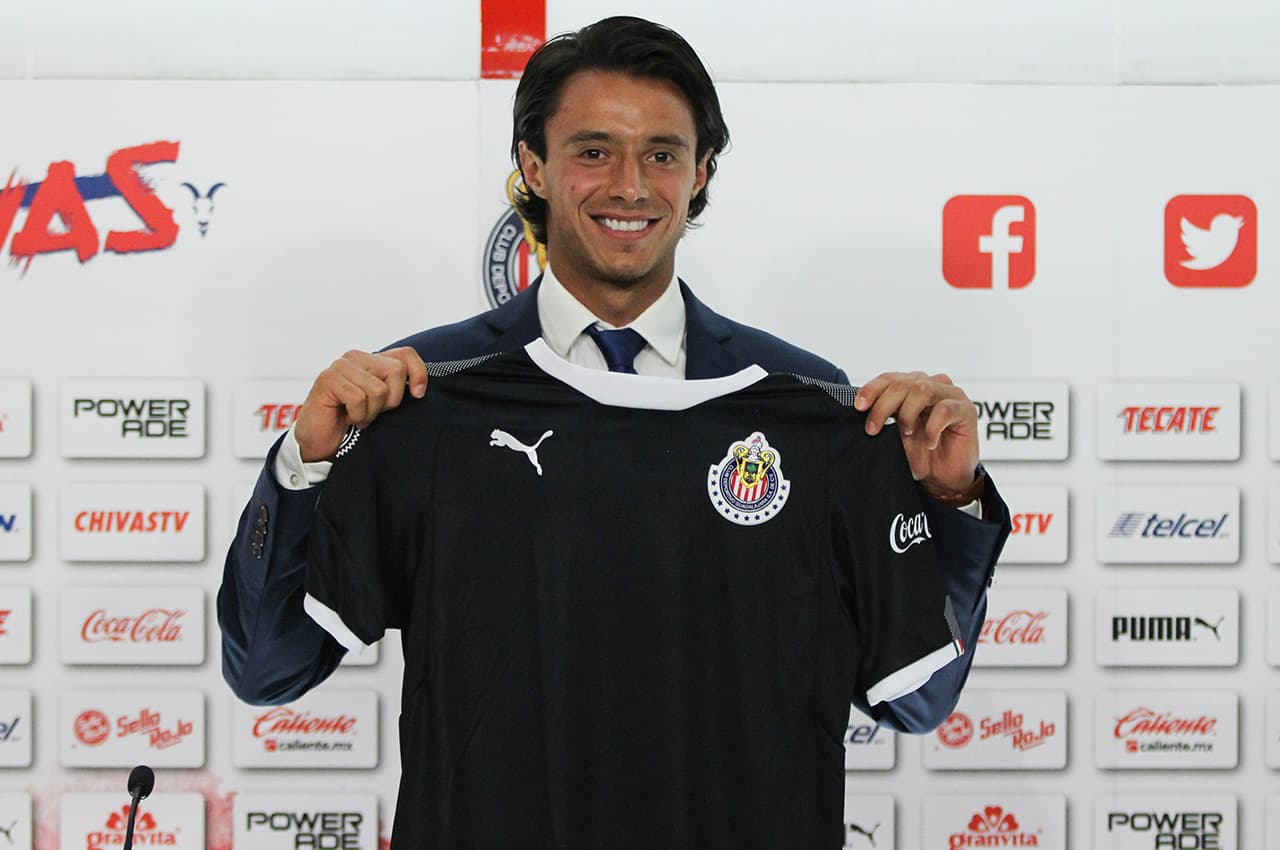 Con la playera alternativa de Chivas, Toño Rodríguez hizo oficial su regreso a casa, el Rebaño Sagrado.