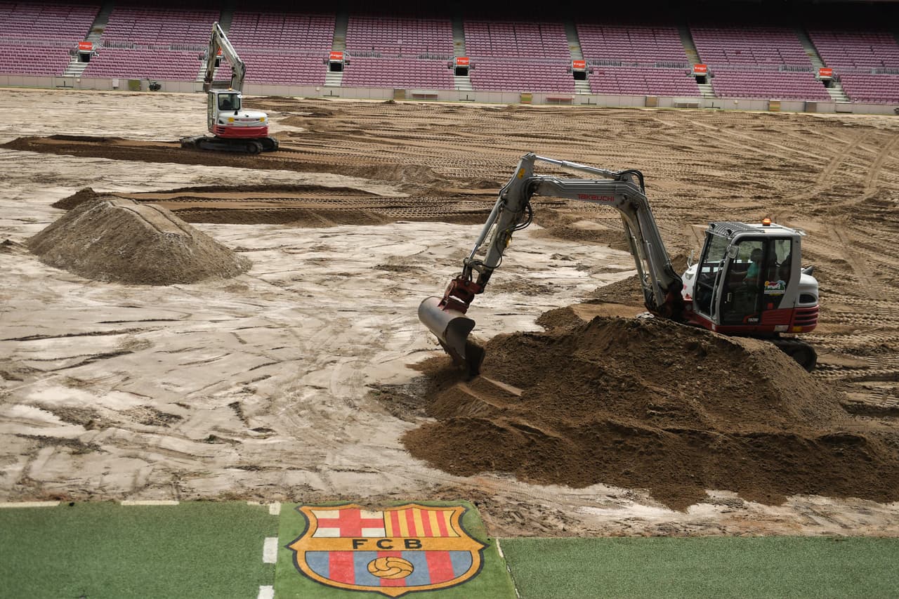 A poco más de un mes del inicio de la nueva temporada de La Liga, el F.C. Barcelona ha comenzado los trabajos en su estadio. El Camp Nou está mudando de césped y el progreso va como lo esperado para poder tenerlo en perfectas condiciones el día 4 de agosto cuando se juegue en Trofeo Joan Gamper ante el Arsenal.