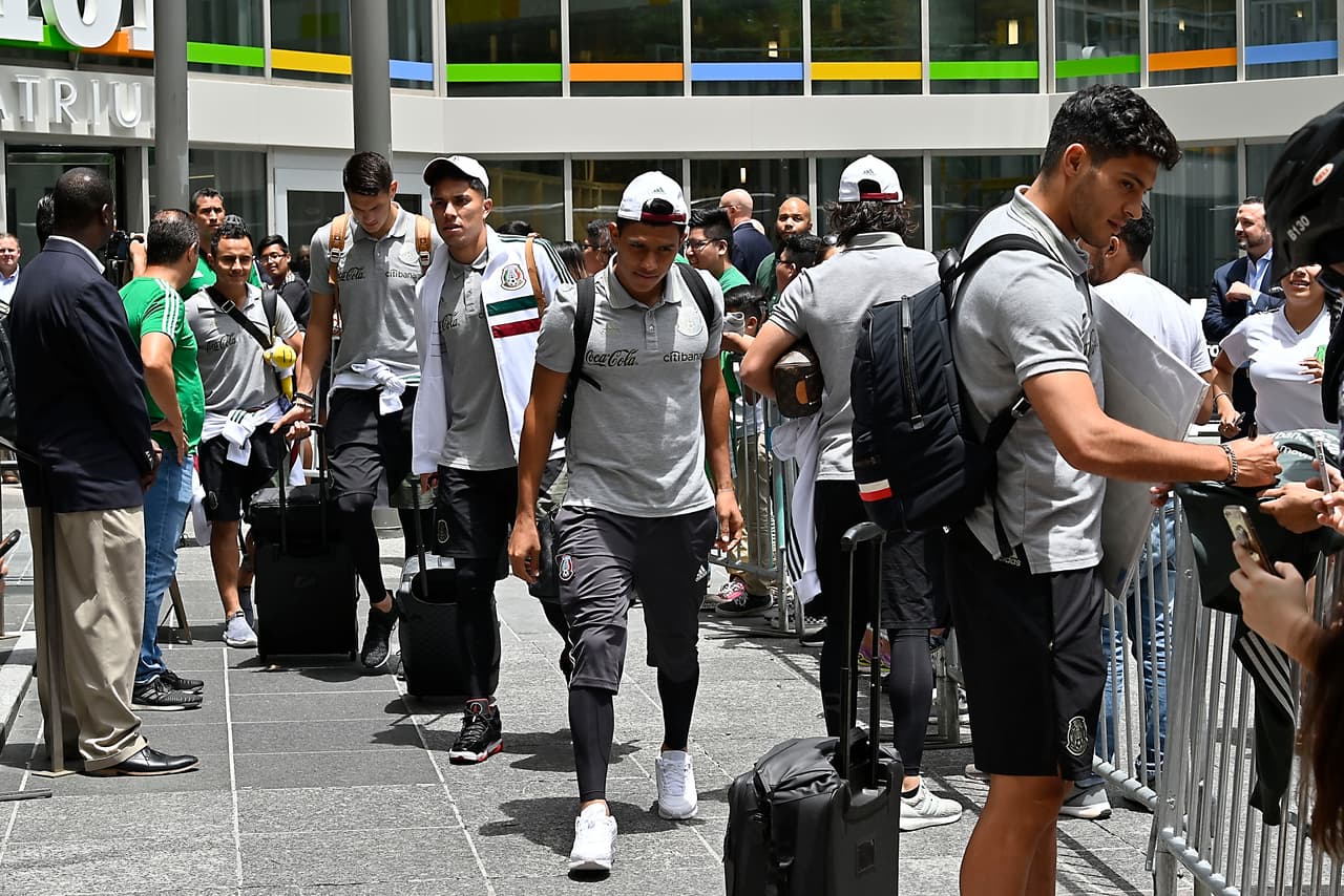 Los futbolistas de la Selección de México arribaron a la ciudad de Houston, donde el sábado entrante se medirán a la de Costa Rica para dirimir un boleto a las Semifinales de la Copa Oro 2019. Entre gritos, porras y mucho entusiasmo, la afición recibió de esta manera a los seleccionados mexicanos.