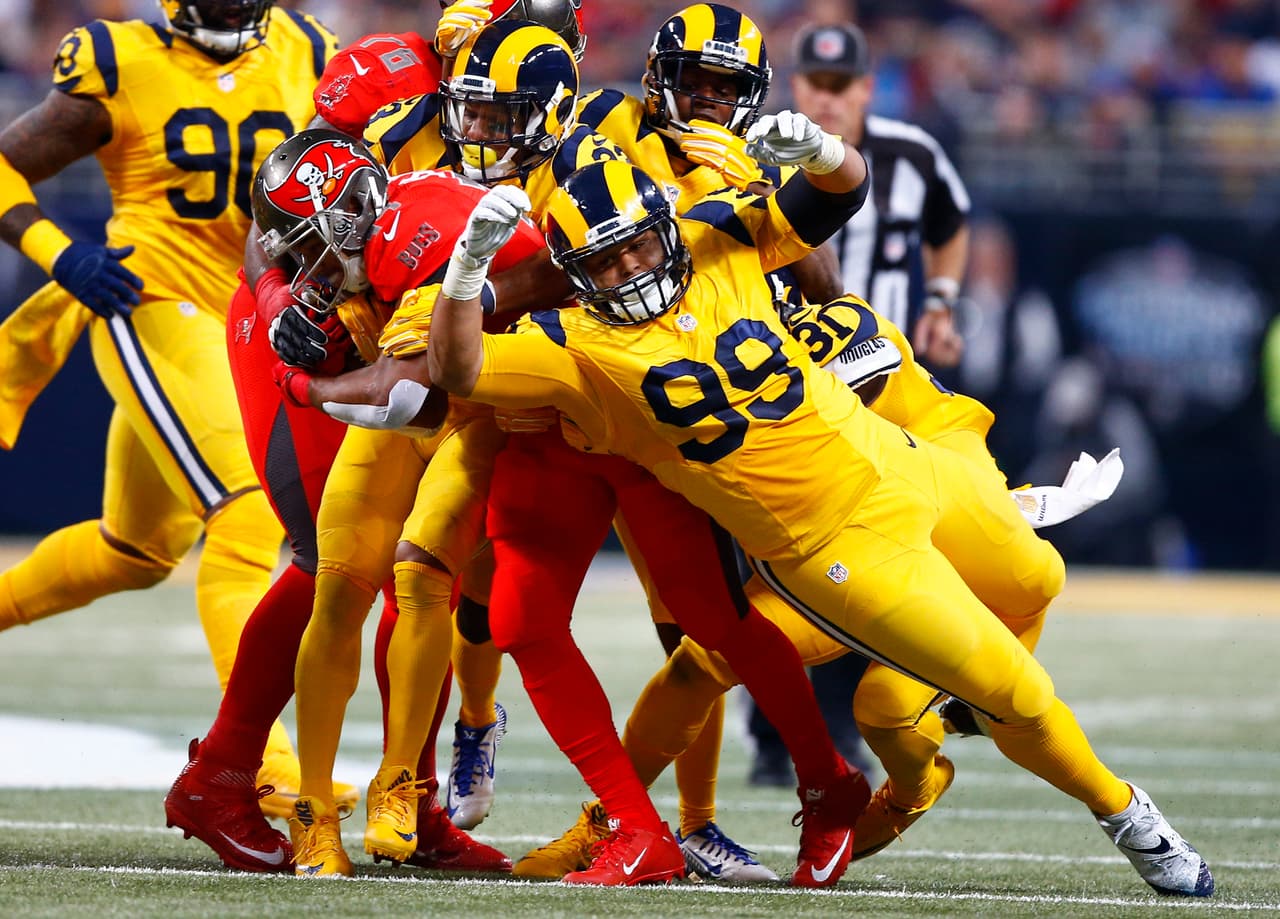 Lo que separa a Donald de los demás tackles defensivos es su inigualable primer paso al salir la jugada.