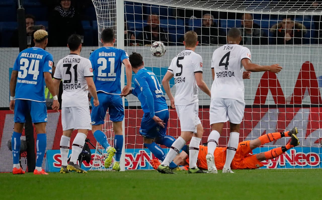 El argelino Ishak Belfodil (centro) fue lla figura del partido al anotar dos de los cuatro goles del Hoffenheim.