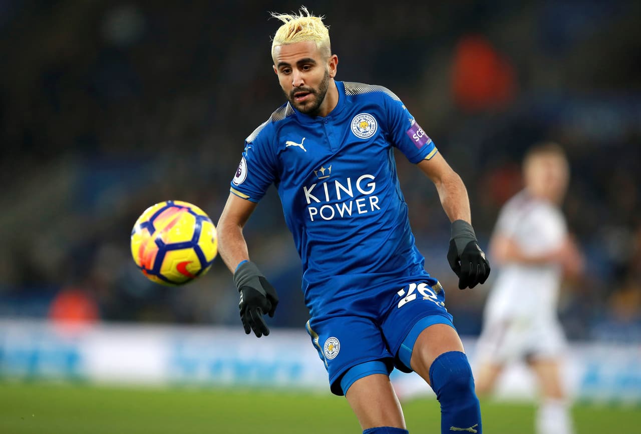 La figura del Leicester City, Riyad Mahrez, empacaría maletas para irse a jugar al Liverpool en reemplazo de Coutinho, en caso de concretarse su salida al Barcelona.
