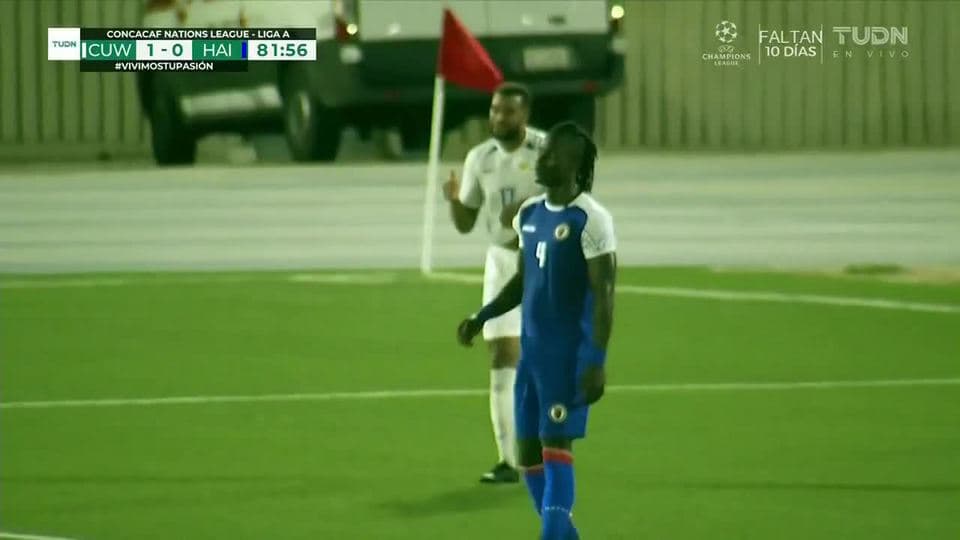 Tiro desviado de Brandley Kuwas