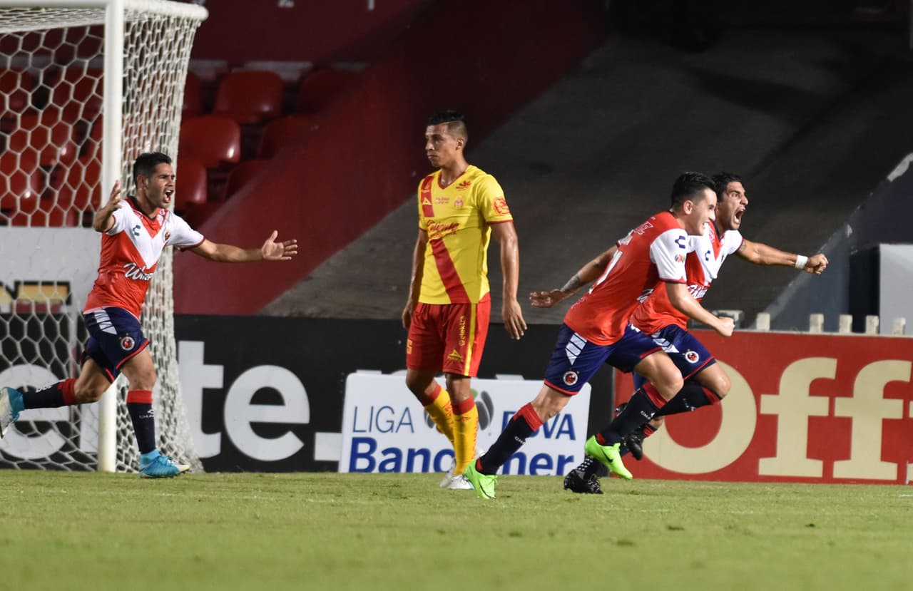Veracruz festeja el gol de Martín Bravo ante Morelia.