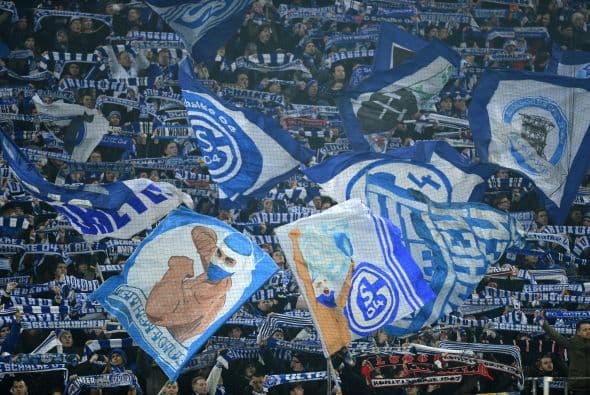 Otro alemán se coloca en el sexto puesto, el Schalke 04 sorprende al estar en la lista pues no figura con tantos títulos como el Munich. Pese a la falta de trofeos el cuadro azul tiene un promedio entradas de 61,392 aficionados.