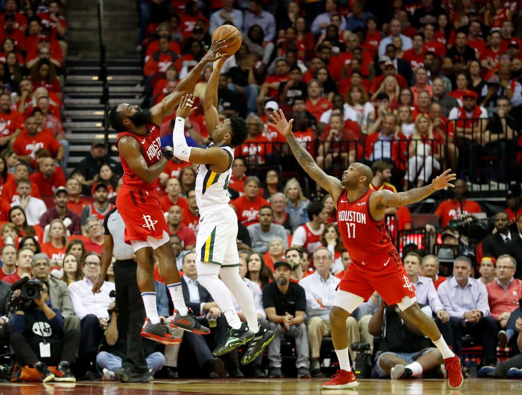 Y para aquellos que dicen que James Harden no juega defensa, aquí una muestra del astro de los Houston Rockets, quien le bloqueó un tiro a Donovan Mitchell del Utah Jazz. La Barba acabó con cuatro tapones y tres robos de balón, para dar fe de su defensa.